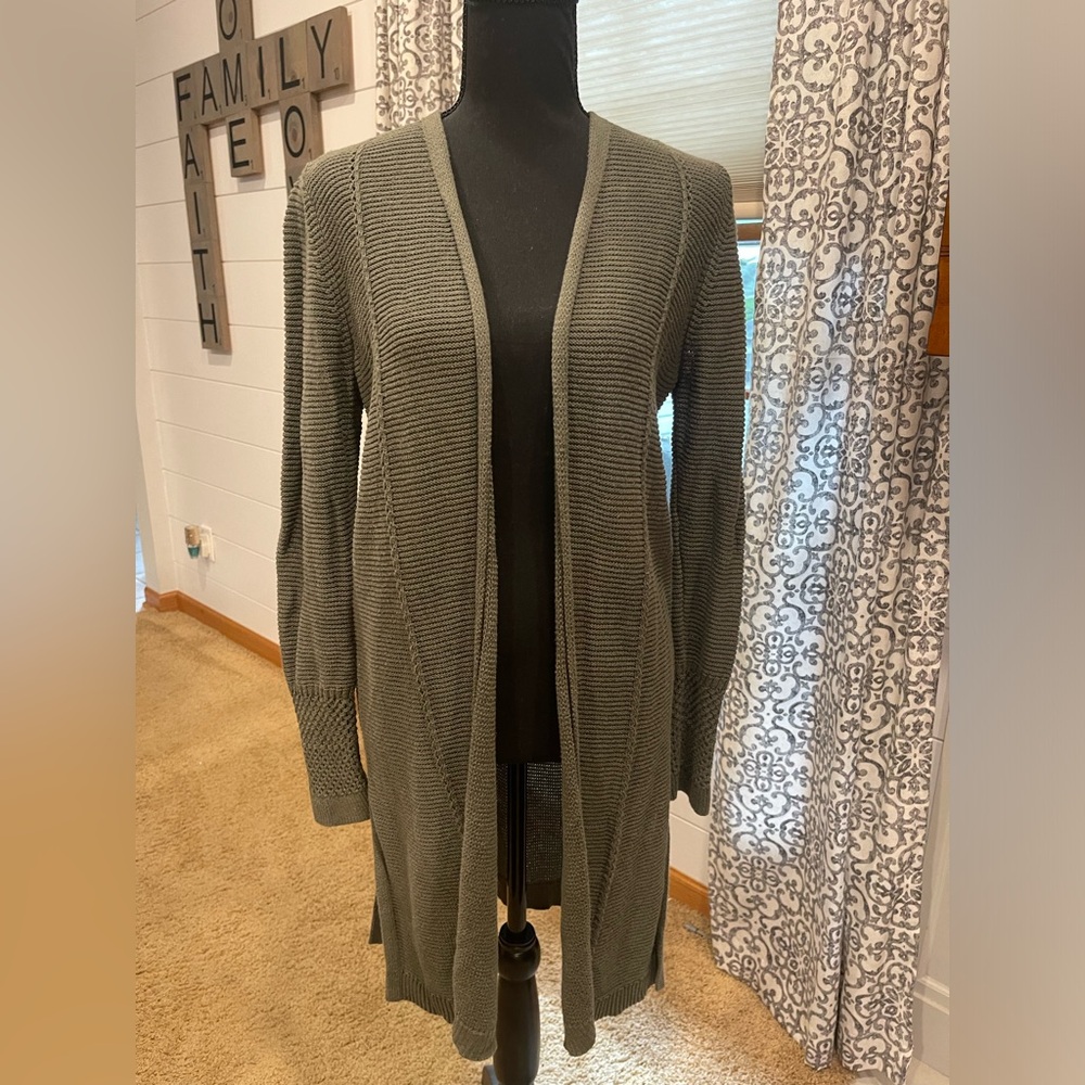 Women’s LOFT green cardigan size medium good condition 💚